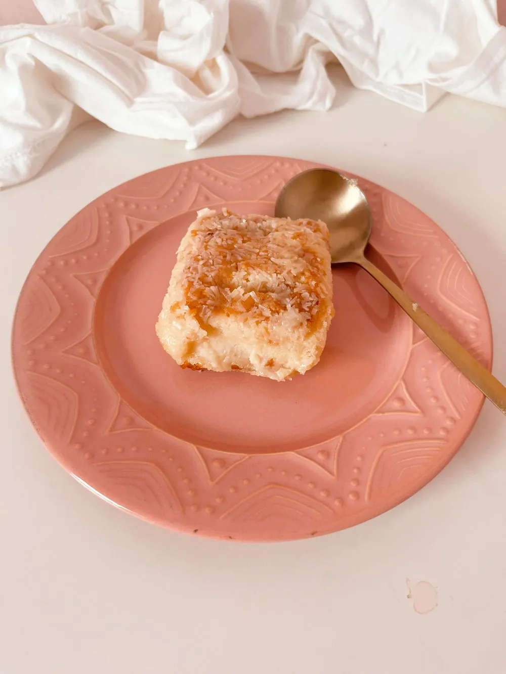 Bolo gelado de coco queimado: Massa de baunilha molhadinha, cocadinha cremosa no recheio e coco queimado em cima. Gostinho de infância, como disse uma cliente