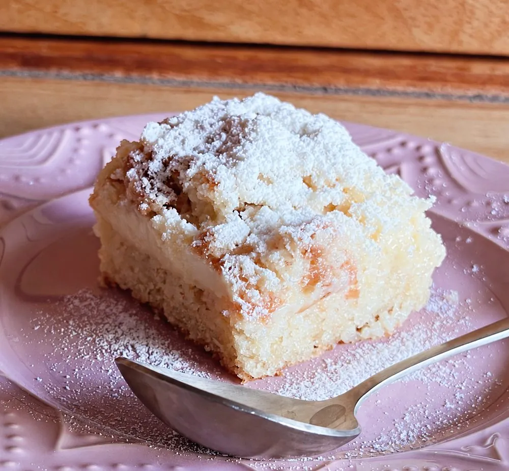 Bolo gelado de ninho: Massa de baunilha molhadinha, creme de ninho e leite Ninho por cima